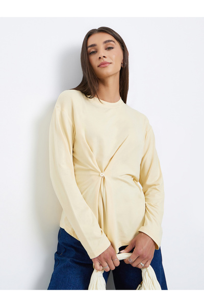 Styli بلوزة بيج بأكمام طويلة مع تفاصيل أزرار