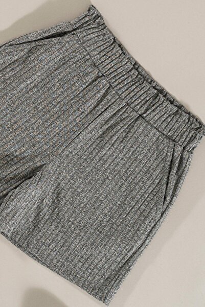 FOR YOU MODA Detailliertes Set aus grauen Shorts