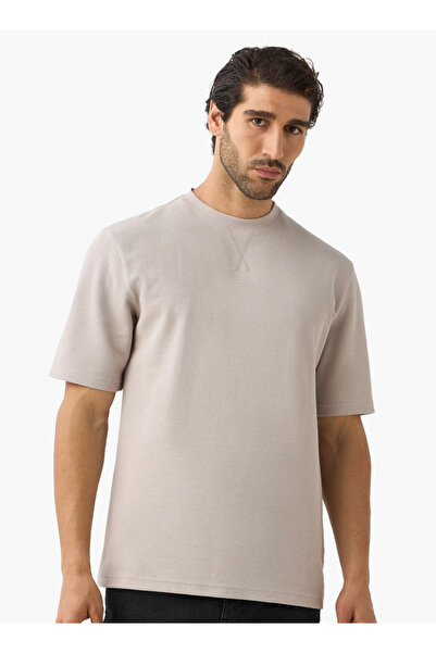 FAV تي شيرت برقبة دائرية ومزخرف