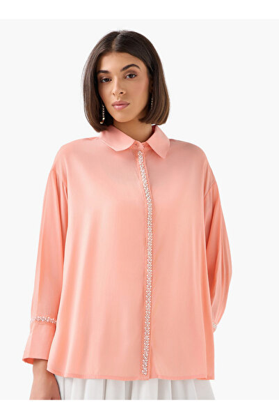 FAV قميص مزين باللؤلؤ وأكمام طويلة