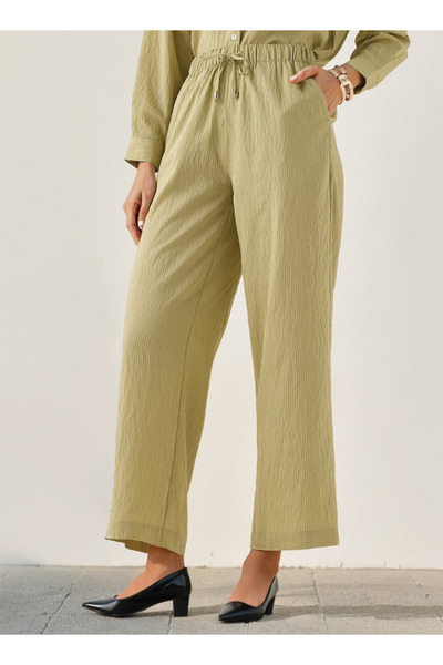 FAV بنطلون مخطط بقصّة عادية وخصر مرن مع جيوب