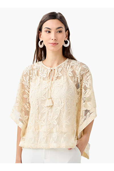 FAV بلوزة من الدانتيل المزهر برباط على الرقبة وأكمام بطول 3/4