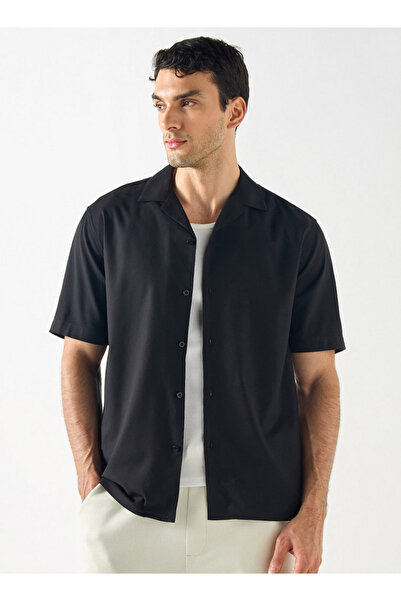 FAV قميص بقصّة عادية مع ياقة معسكر وأكمام قصيرة