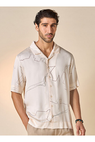 FAV قميص مطبوع قصة مريحة مع ياقة معسكر وأكمام قصيرة