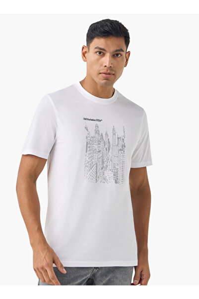 FAV تي شيرت بطبعة جرافيكية ورقبة دائرية وأكمام قصيرة