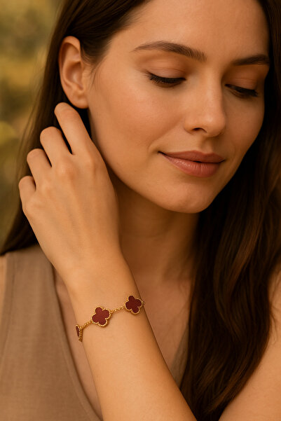 PİRLENTO سوار نسائي من الفولاذ باللون الأحمر العنابي مع تصميم البرسيم الأحمر الخماسي