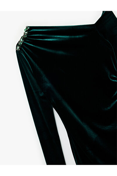 Koton slim fit Rochie mini din catifea cu mâneci lungi și decolteu asimetric cu strasuri