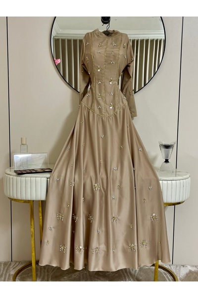 MANGONA فستان شامبين بيج بتصميم A-Line مزين بالكريستال مع تفاصيل سلسلة ذهبية ...