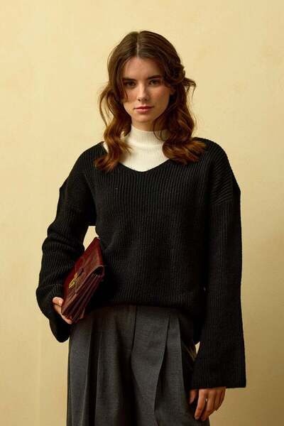 Ceylan Otantik Siyah V Yaka Triko Kazak