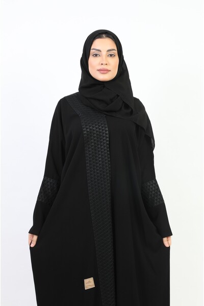 Stylish عباية كلاسيك من الكريب بتطريز من الأمام