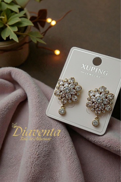 DİAVENTA TAKI VE AKSESUAR Vip 14k Gold Renk Antialerjik Kristal Taşlı Lotus Model Sallantı Detaylı Çelik Küpe-2cm