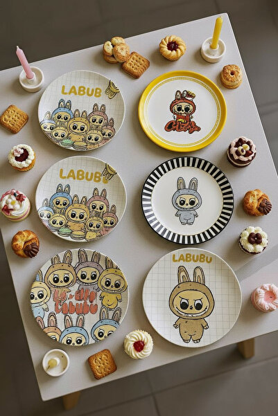 Paşabahçe 6'lı LABUBU Desenli Seramik Pasta-Tatlı-Çerez& Sunum Tabağı Seti-Da...