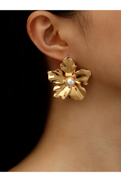 Take Two By Styli أقراط مزينة باللؤلؤ الصناعي والزهور