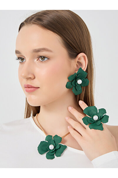 Styli Faux Pearl Detail Floral Pendant Necklace and Stud Earrings Set