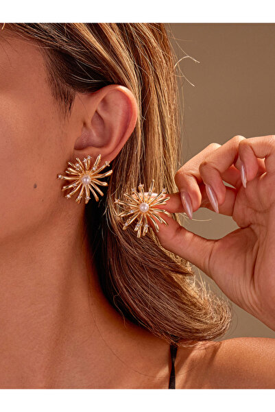 Take Two By Styli أقراط ذهبية مرصعة بالنجوم مع لمسات من اللؤلؤ