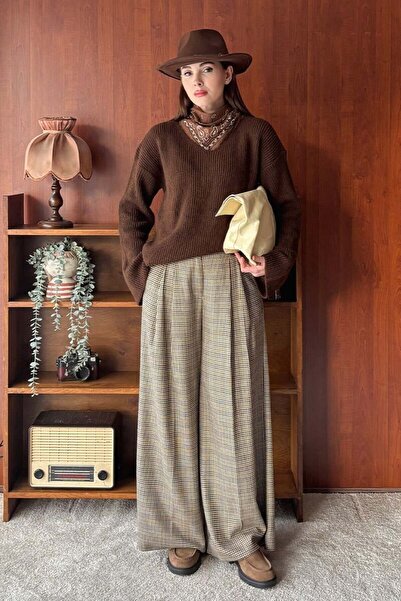 Ceylan Otantik Πλεκτό πουλόβερ με λαιμόκοψη σε σχήμα V και μοτίβο πτηνών πόδια με πιέτες παντελόνι palazzo σετ