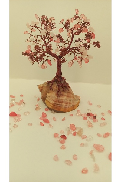 Cristaltree Decorative tree made of rose quartz crystals and cherry quartz on a sea snail