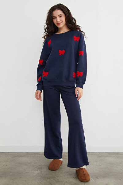 Fulla Moda 3-ниткова вишивка-бантик на оверсайз-светрі