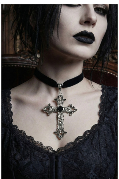 Köstebek İşlemeli Cross Gothic Taşlı Kadife Choker Kolye
