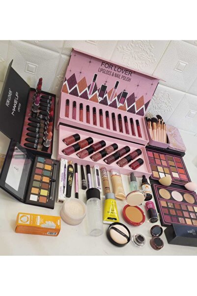 FOR LOVER مجموعة مكياج متكاملة تجمع بين الفخامة والتنوّع