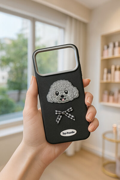 MustCase حافظة هاتف آيفون 17 برو مطرزة بتصميم كلب البودل باللون الأسود - موديل أنيق وفاخر مع تفاصيل فيونكة