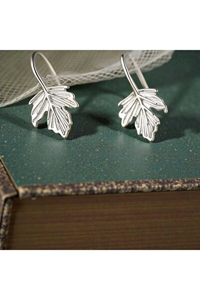 Pawnest Handmade أقراط بسيطة على شكل أوراق القيقب - لون فضي، تصميم خفيف وأنيق...