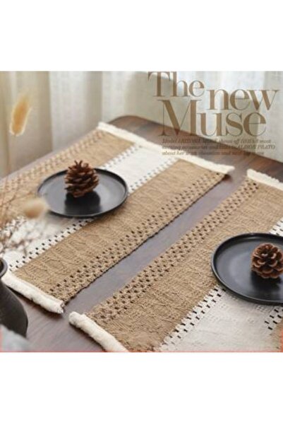bity thok A luxurious dining tablecloth with a modern design in beige and elegant scalloped edges - a touch of luxury and beauty for your table.