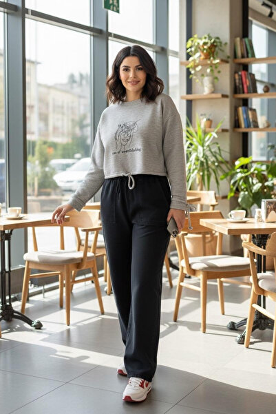 Le'sluette shadow of style Γυναικείο φούτερ CEO Of Overthinking με κέντημα με λεπτομέρειες στον αστράγαλο και τη μέση με κορδόνι O oversized Crop Sweatshirt Grimelange