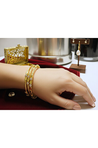 Avoria Altın Renk Üç Sıra Baget Taşlı Zarif Kelepçe Bileklik