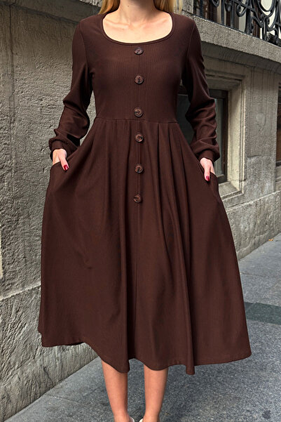 bacc Καφέ Φόρεμα με φαρδύ λαιμόκοψη με λεπτομέρεια με κουμπιά και διπλές τσέπες από μαλακό υφασμάτινο πλεκτό φόρεμα BCVL-25V239