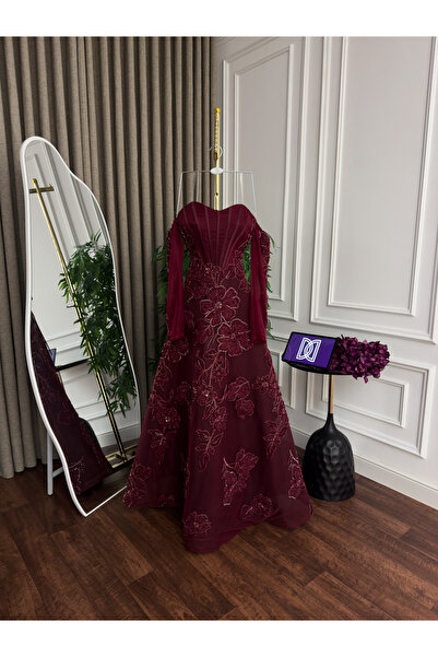 Generic Royal Dress - A captivating tulle chiffon skirt with beadwork and gold floral embellishments