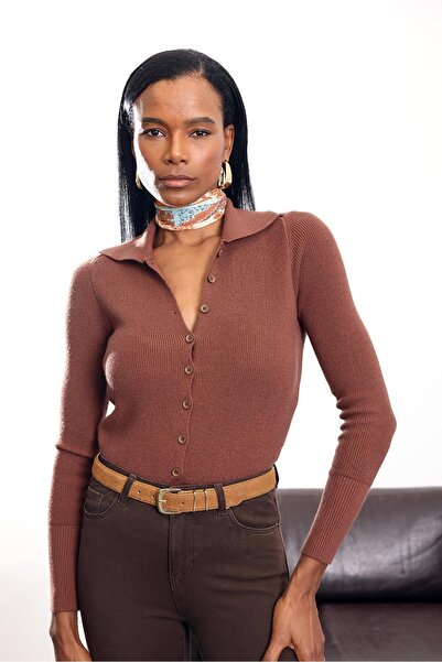 5in1Canpolat سترة بولو بياقة ذات ثمانية أزرار باللون البني 251147