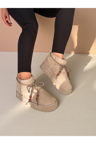 Jarrox Cizme de iarnă pentru femei MOCCA, aspect de piele intoarsa bej, talpa confortabila din polietilena, accesorii cu margele, captuseala interioara din blana