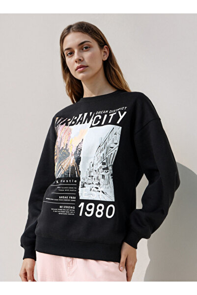 FAV Graphic Print Sweatshirt with Crew Neck