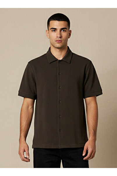 FAV قميص رجالي بقصّة عادية وأكمام قصيرة من قماش الوافل