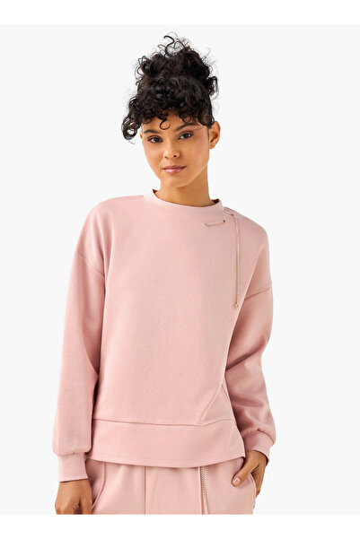 FAV سويت شيرت بقصّة عادية مع تفاصيل سلسلة