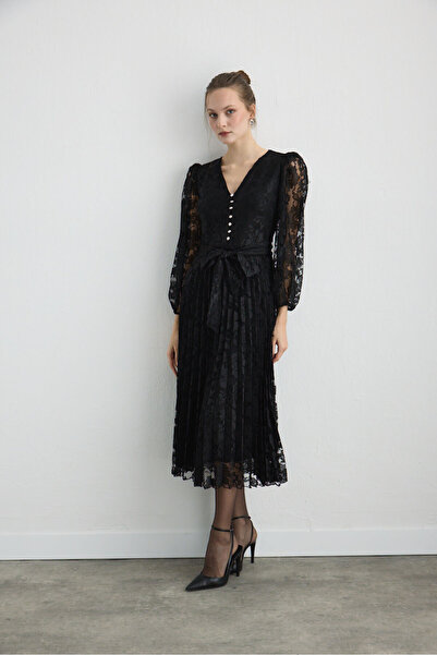 Gusto Lace Pleated Long Evening Dress - Black