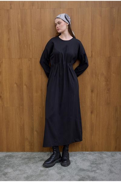 Birgül Bektaş Μαύρο φόρεμα με κρυφή λεπτομέρεια πλισέ