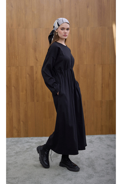 Birgül Bektaş Μαύρο φόρεμα με κρυφή λεπτομέρεια πλισέ