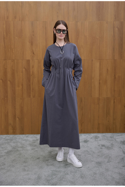 Birgül Bektaş Γκρι φόρεμα με κρυφή λεπτομέρεια πλισέ