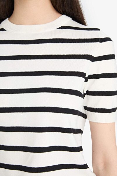 DeFacto Πλεκτό πουλόβερ με κοντό μανίκι με ριγέ λαιμόκοψη κανονικής εφαρμογής (25 AU)