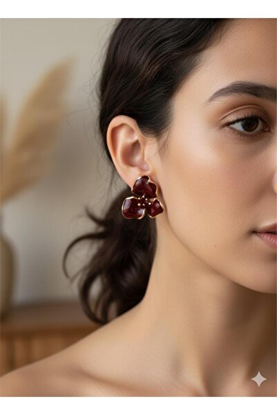 Pelin Aksesuar أقراط كبيرة على شكل زهرة باللون الأحمر العنابي مع تفاصيل ذهبية...
