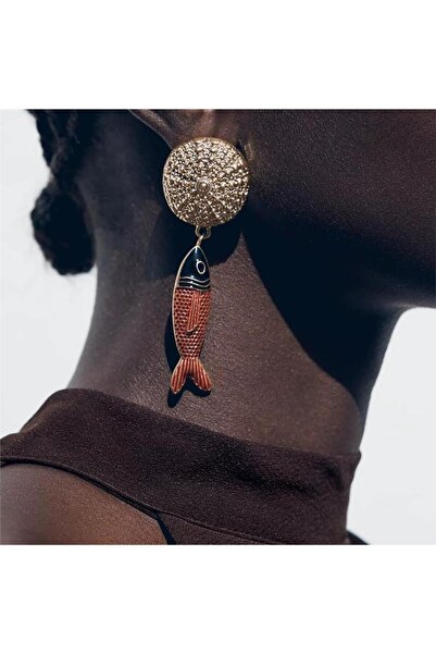 Pelin Aksesuar Gold Dokulu Yuvarlak Plaka ve Kırmızı Balık Sallantılı Küpe