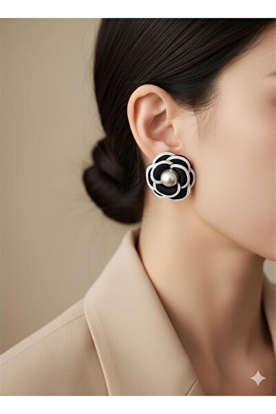 Pelin Aksesuar أقراط من القماش الأسود والأبيض على شكل زهرة الكاميليا واللؤلؤ