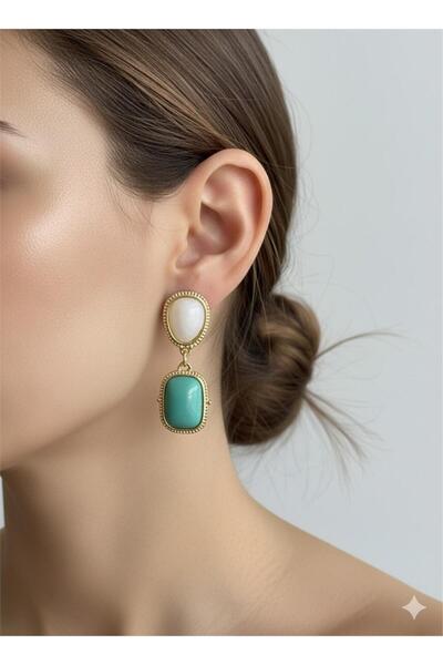 Pelin Aksesuar أقراط متدلية غير متماثلة باللون الأخضر الزمردي والأبيض اللؤلؤي