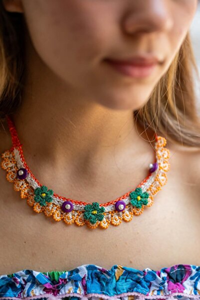 Miss Boheme قلادة مصنوعة يدويًا من الكروشيه على شاطئ بحر إيجه