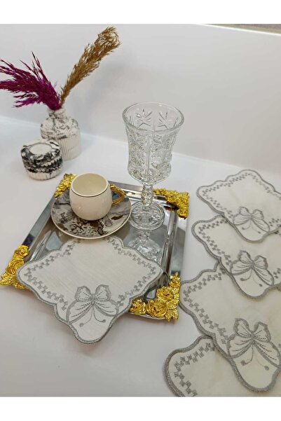 Özyer Çeyiz 6 τεμάχια χαρτοπετσέτες παρουσίασης στο πλάι του καφέ