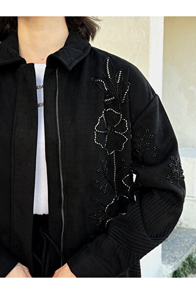 MİA NOURA Γυναικείο μπλουζάκι με κέντημα με χάντρες στο μπροστινό μέρος του μανίκιου από ύφασμα σουέτ μπαμπίρ