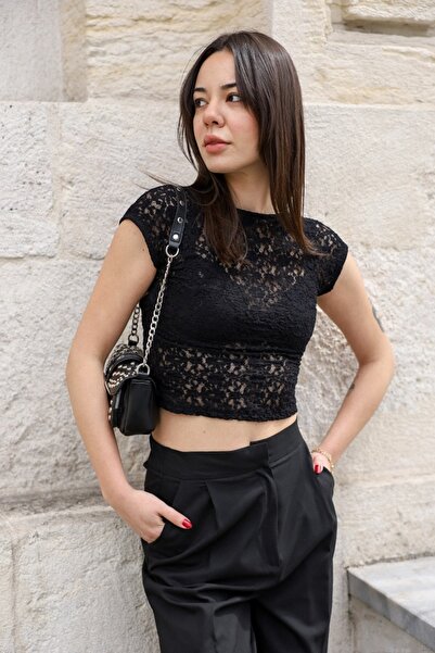 muqqe Siyah Sırt Dekolteli Dantel Crop