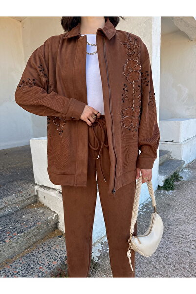 MİA NOURA Γυναικείο μπλουζάκι με κέντημα με χάντρες στο μπροστινό μέρος του μανίκιου από ύφασμα σουέτ μπαμπίρ